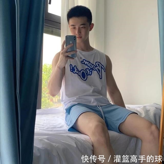 小哥哥|满脸胶原蛋白的大一小哥哥,一身清凉运动范,无袖T恤更显练家子!