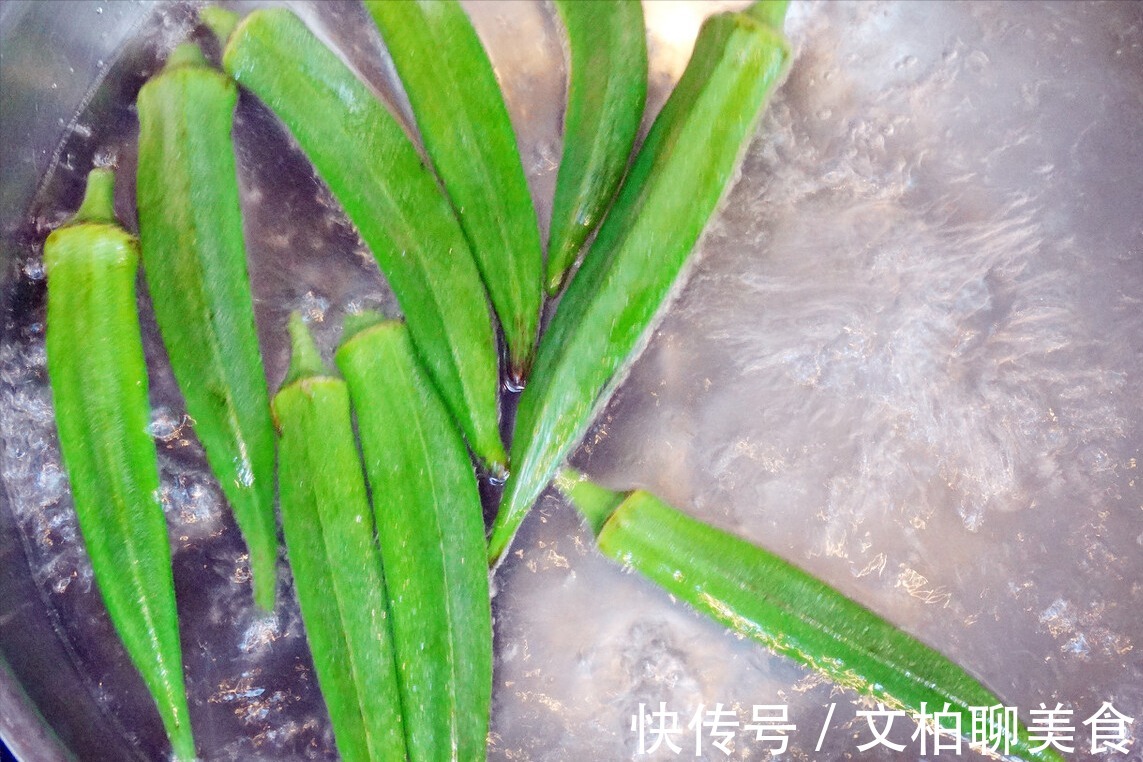 秋葵|炒秋葵,切完再焯水,还是焯水后再切别搞错了,不然营养易流失