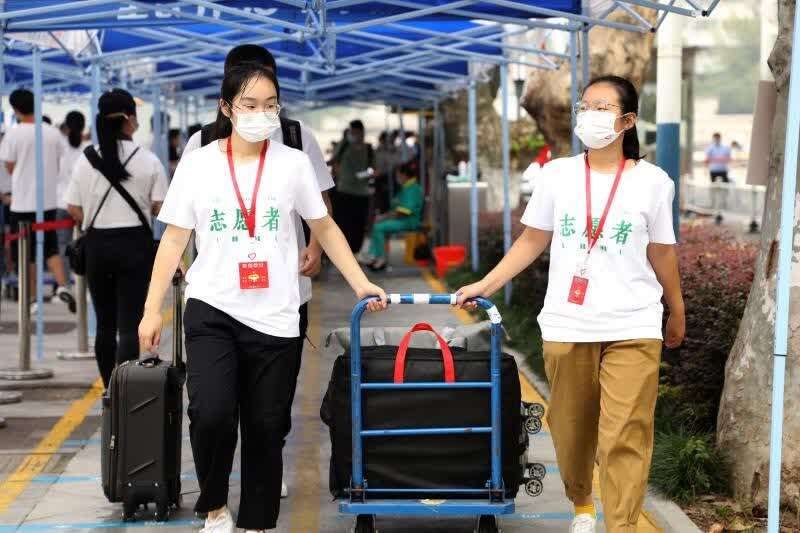 新生|安徽医科大学1500名志愿者为萌新“护航”