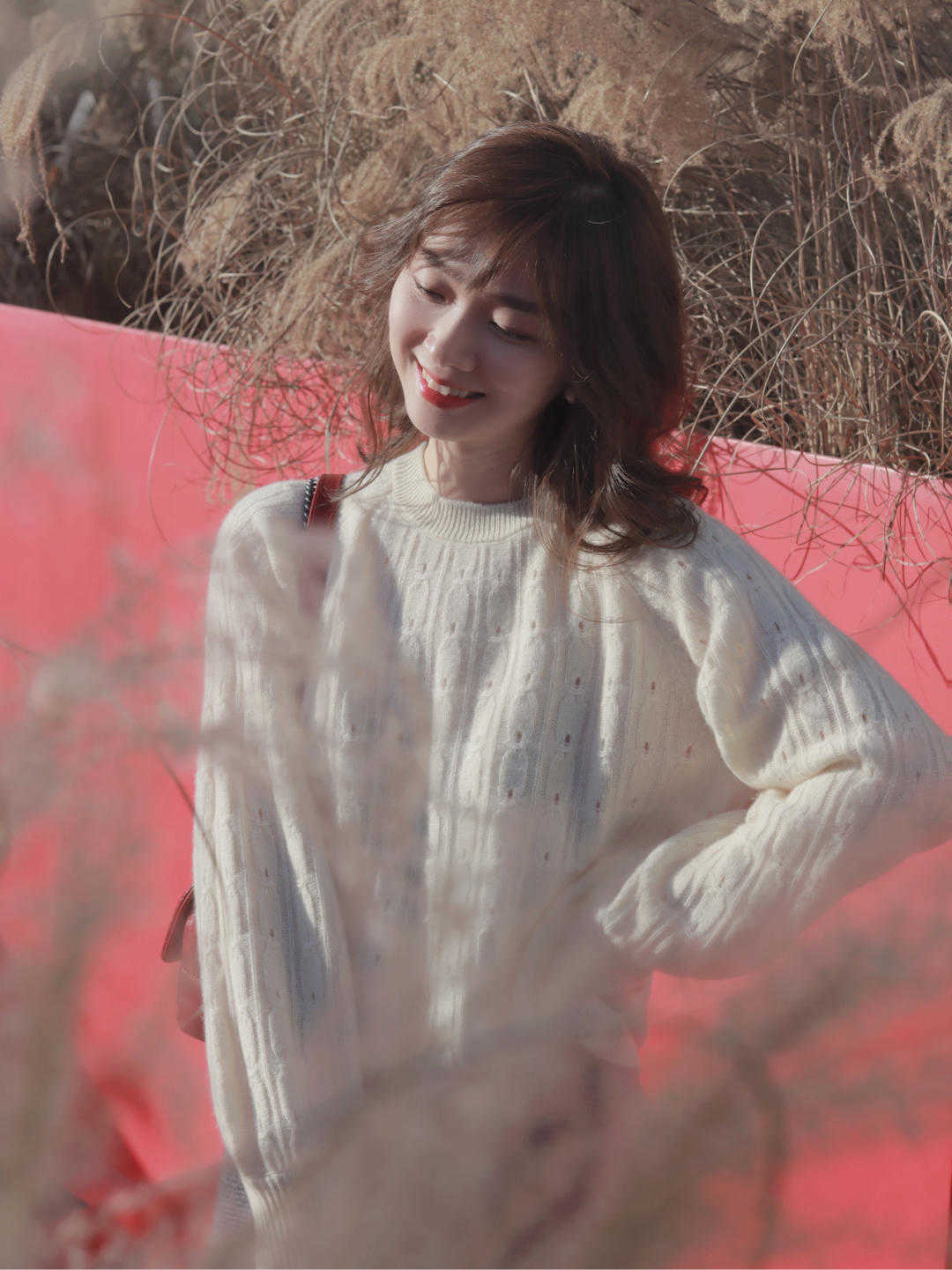 冬天 入冬女生人手一件白毛衣,冬天这么穿更温柔,更有气质