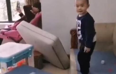 "佛系奶奶"带娃走红,面对熊孩子拆家视而不见,躺在阳台淡定自如