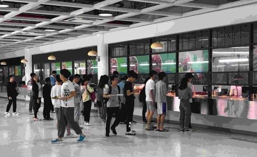 为啥大学食堂的饭菜“便宜又好吃”学姐说出原因，众人恍然大悟