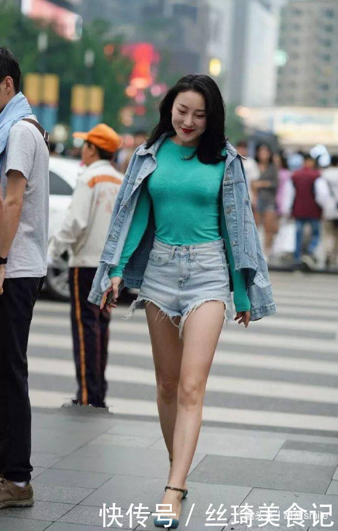 小姐姐 美女脚上一双高跟鞋的加持,超级的显瘦,将她的身高瞬间的拉长