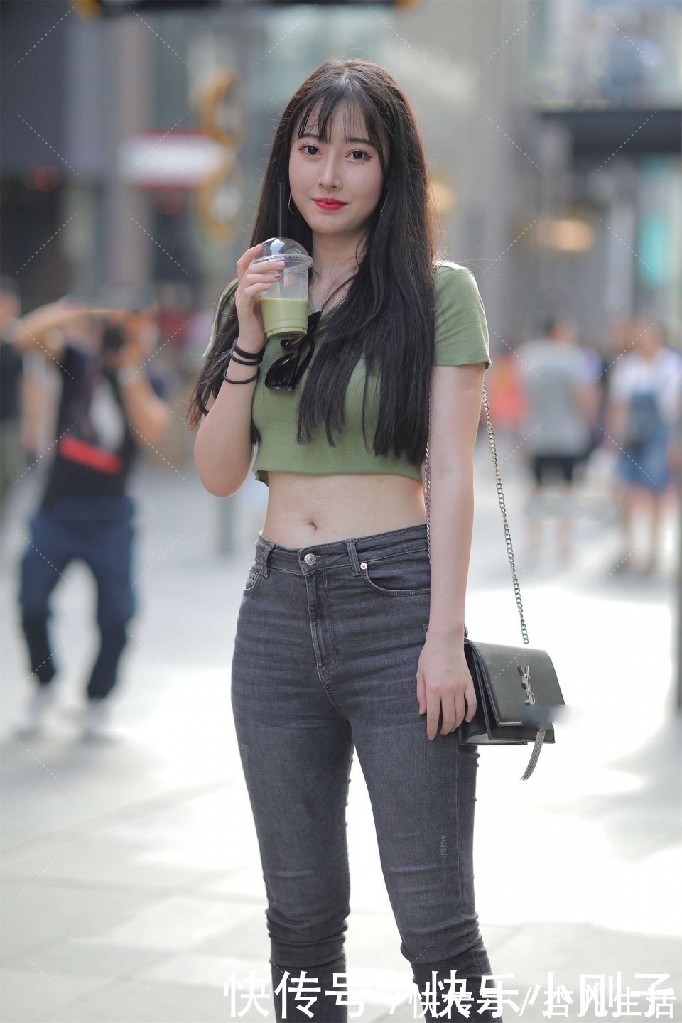 穿搭|黑灰色的牛仔裤,搭配一件绿上衣,显得人活泼又温柔