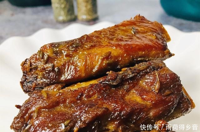 滋滋|烤排骨怎么做最好吃放上调味料,烤得滋滋冒油花,紧致焦香!
