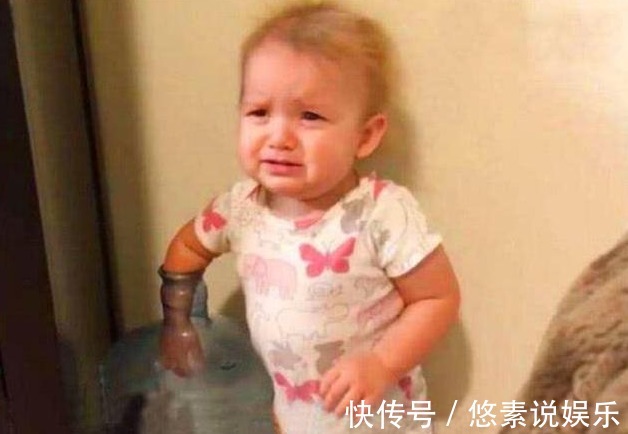 水桶|宝宝手被水桶死死卡住,痛哭的向妈妈求救,结果却让人大笑起来