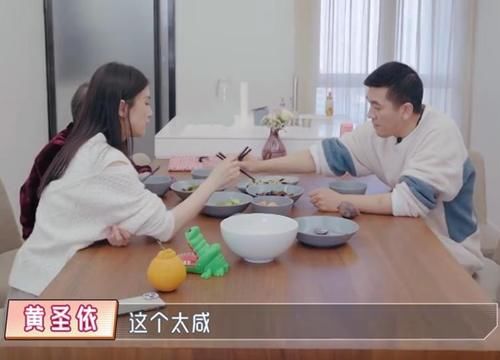 杨子菜没炒熟妈妈却说好吃，看清放的佐料，网友：堪称人间美味