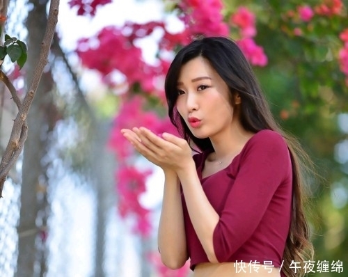 娇柔|街拍:冰雪聪明的模特妹子,娇柔怡人丰腴性感,秀出女神玲珑身材