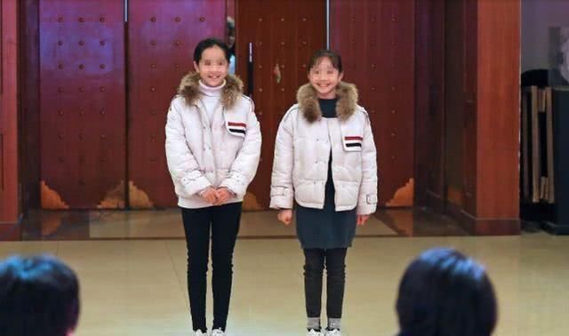 一个奶奶|双胞胎姐妹，一个奶奶带一个妈妈带，5年后再见个头相差一个头