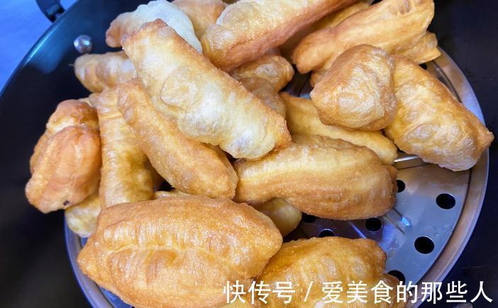 炸油条加酵母，难怪不好吃！教你正确做法，油条不僵硬，蓬松酥脆