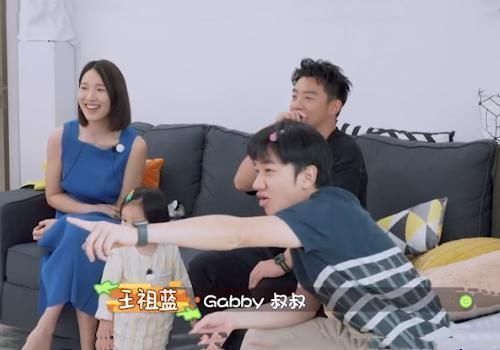 王祖藍鄭愷一起看《跑男》,看到當年的畫面,愷哥羞愧把臉埋進沙發(fā)