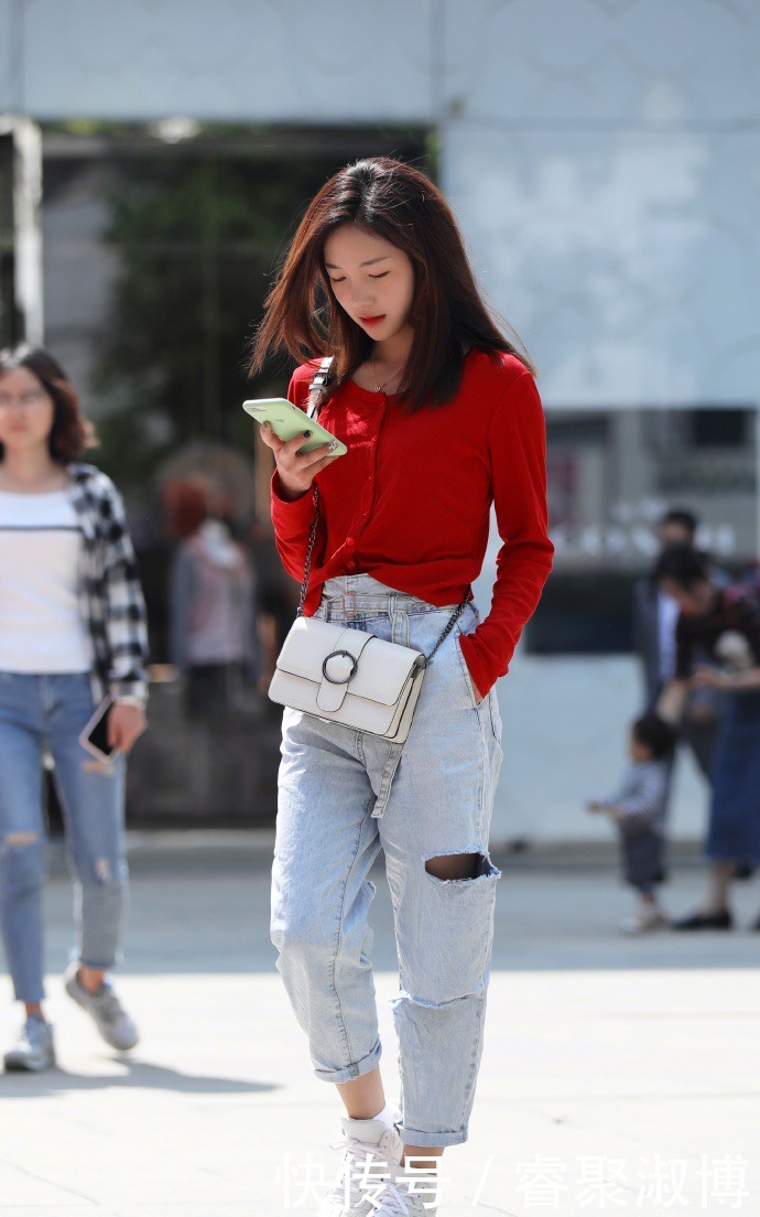 耀眼|牛仔裤搭配一件红色的上衣,美丽耀眼又靓丽