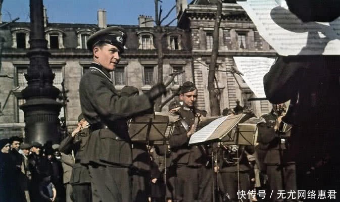 德军士兵|1941年德军占领下的巴黎：美女盛装逛街，德军看报纸也得花钱