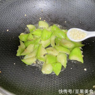 蒜蓉炒丝瓜，不黑不苦的秘诀告诉你