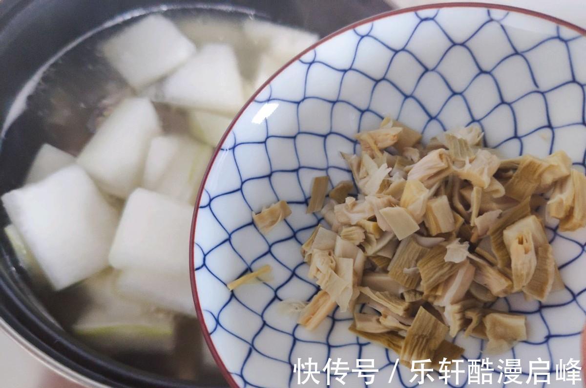 滋补|做排骨汤时放点“它”，解暑又滋补，隔三差五吃，轻松过夏