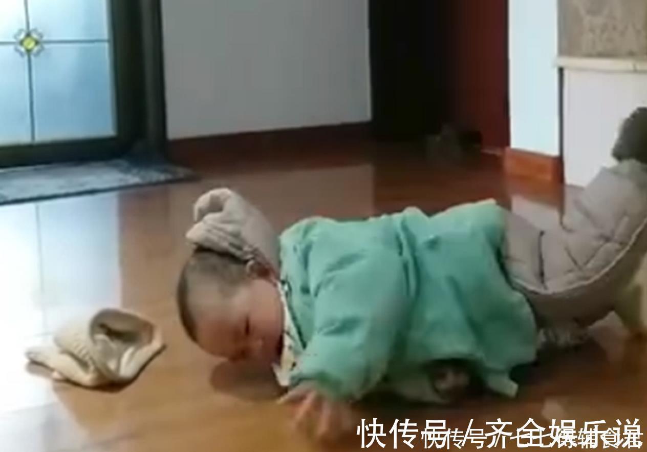 小更|弟弟打扰哥哥写作业,谁曾想却被硬生生拖出房门,网友:亲哥实锤