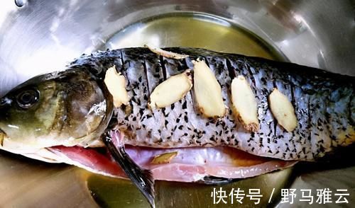 不论炖啥鱼，别只会加料酒去腥，加这“一黑一白”，鱼鲜无腥味！