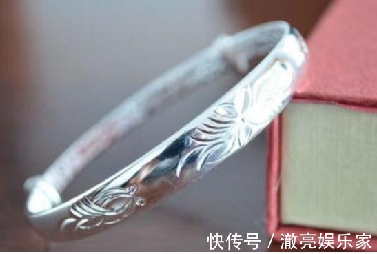 日常生活中|长期带银手镯的女人,后来都怎么样了或许很多人没留意