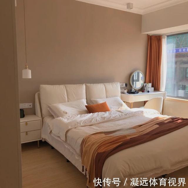 衣柜|她家不吊顶，只走石膏线，墙面不造型，只刷乳胶漆，太简洁耐看了