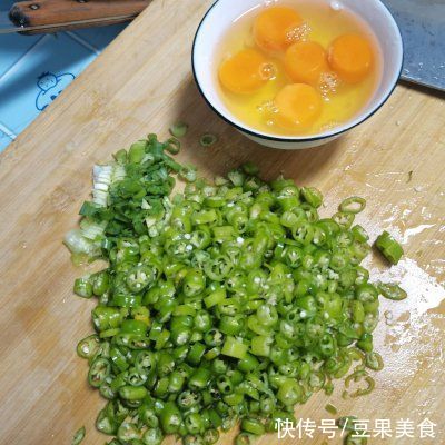 川妹子|方便简单家常菜四季豆焖饭,让你吃了还想吃
