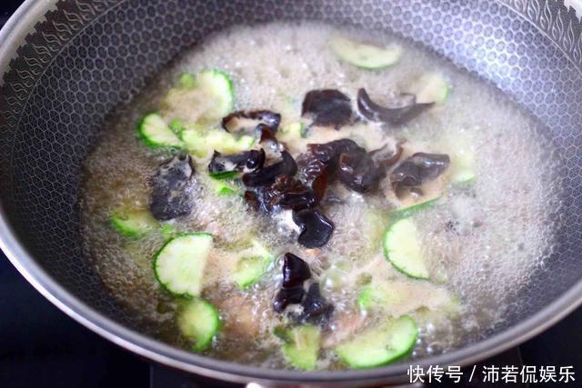 打卤面|天越热越要吃热面,黄瓜肉丁打卤面,越吃越爽,吃完一身爽