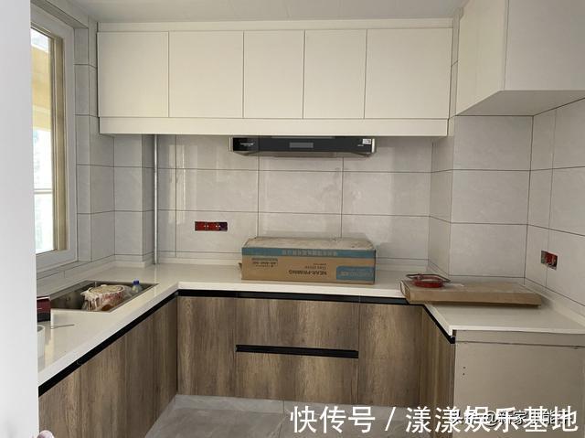 装修|越来越流行装修不做吊顶，不做电视墙，看她家，全屋极简又耐看