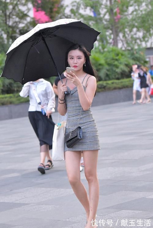 小姐姐 伞挡住了阳光和风雨,也给女人带来一种别样的美