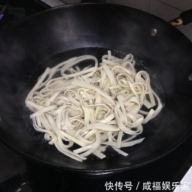 芹菜|10分钟快手家常菜之芹菜炒千张,小孩子爱吃您还能不会吗