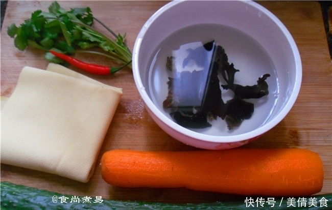 这几样食材搭配,简单又营养,焯一焯拌一拌即可,清理肠道垃圾