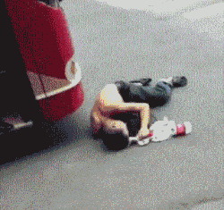 |搞笑GIF:这妹子估计是第一次出远门,准备连人带行李一块托运安检。