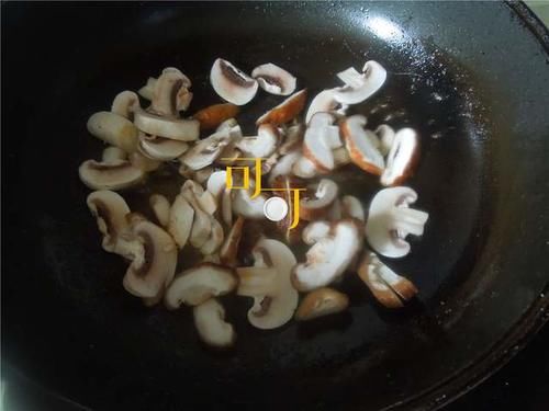 香味|天冷下雪了,让我给你炒一盘香味浓郁的大虾咖喱面吃吧