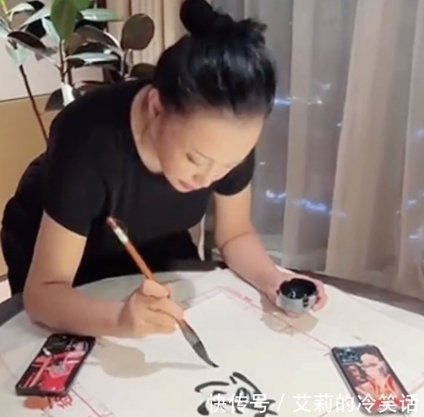 老师&刘晓庆书法进步明显,作品却主动降价,如今几千元被粉丝收藏