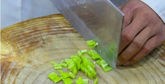 油炸|厨师长教你油炸花生的做法,掌握这个诀窍,花生米再也不会炸老