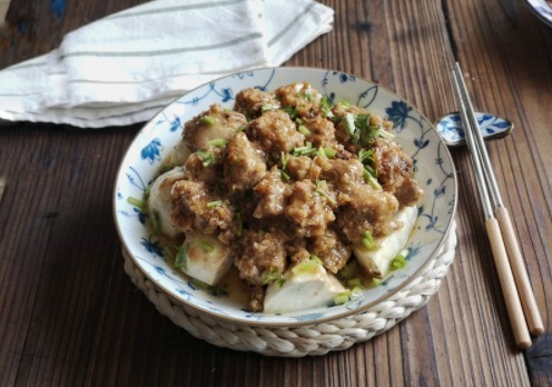 用它蒸排骨,比用土豆和红薯好吃,粉糯又开胃,每次都比肉先吃完