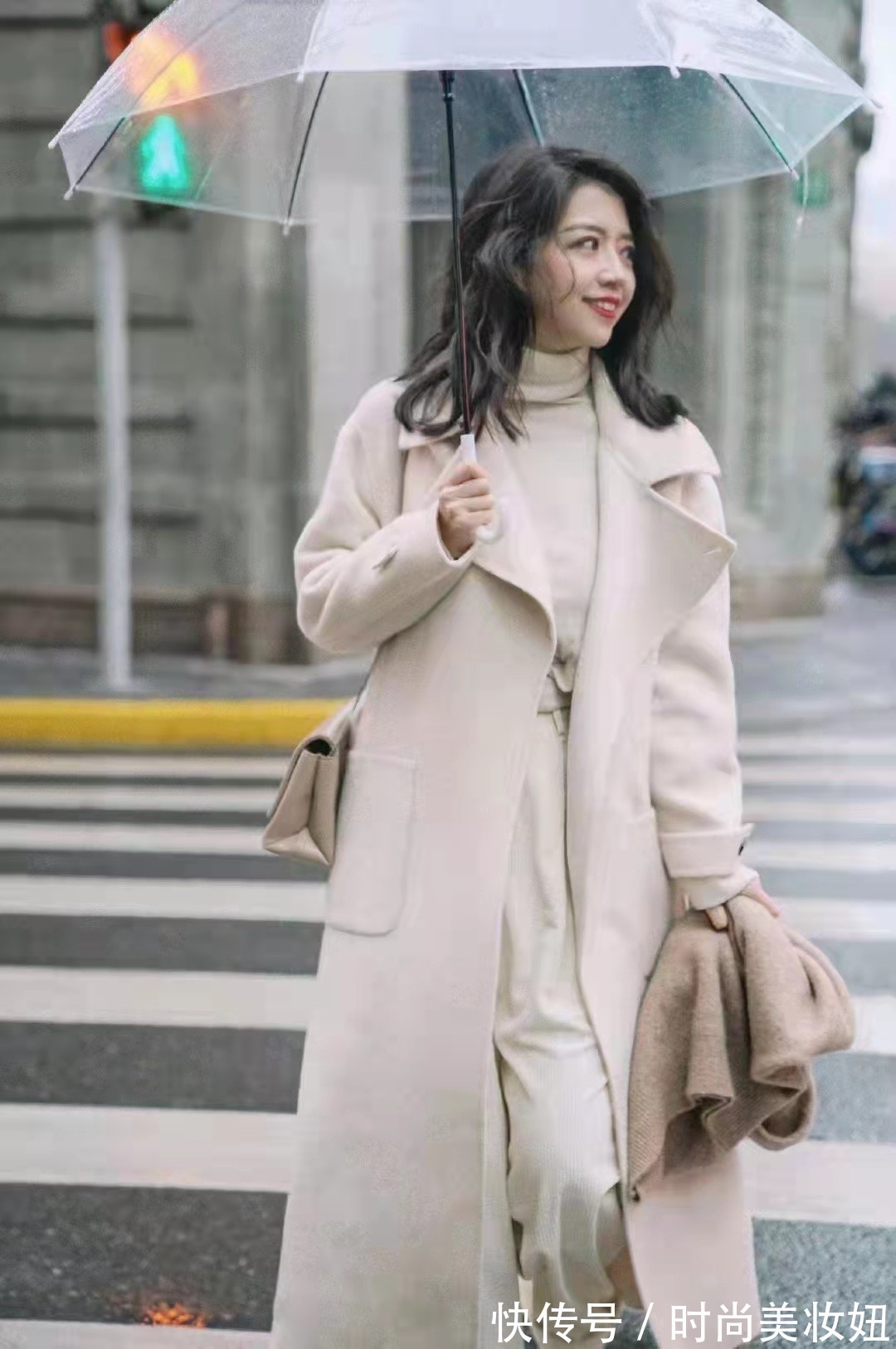 小蛮腰|冬天穿衣简约才高级,看三木的白色大衣穿搭,高级感翻倍