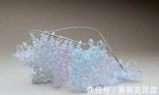 色彩#她是用玻璃雕塑“织毛衣”的第一人,这质感极其逼真!手太牛逼了