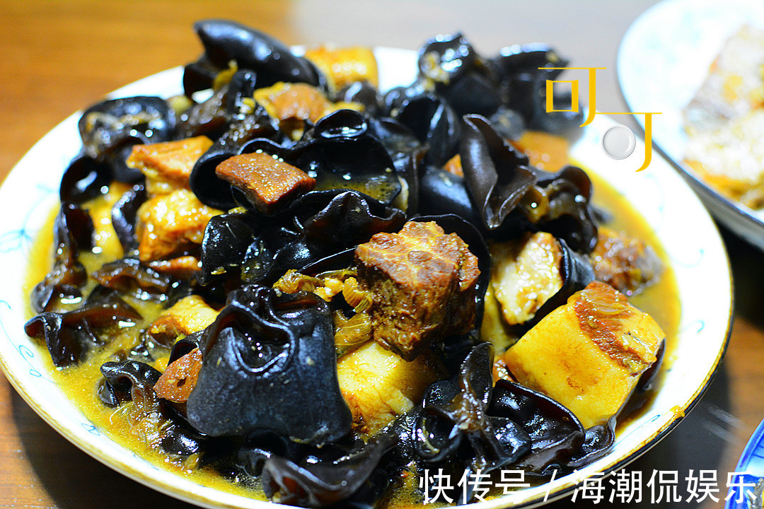 木耳|晚餐加餐,4个大闸蟹56元,再加两荤两素,特殊时期真够丰盛