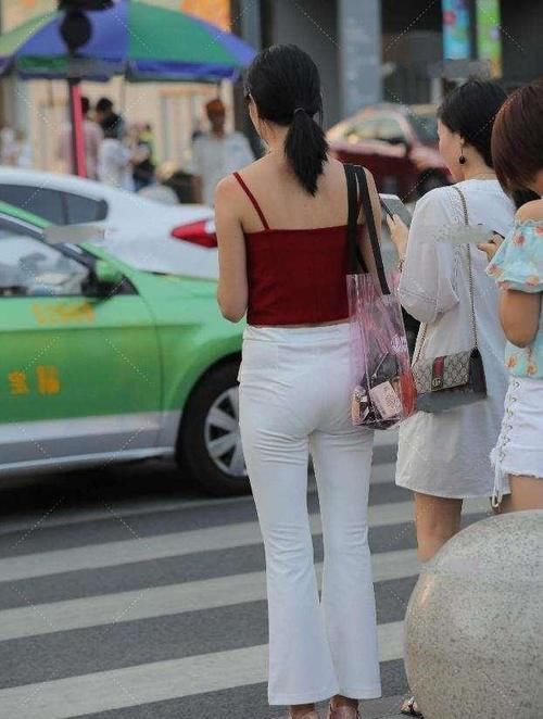 小姐姐 瑜伽裤穿搭在视觉上,总是给人享受,减龄效果相当不错艳压完胜