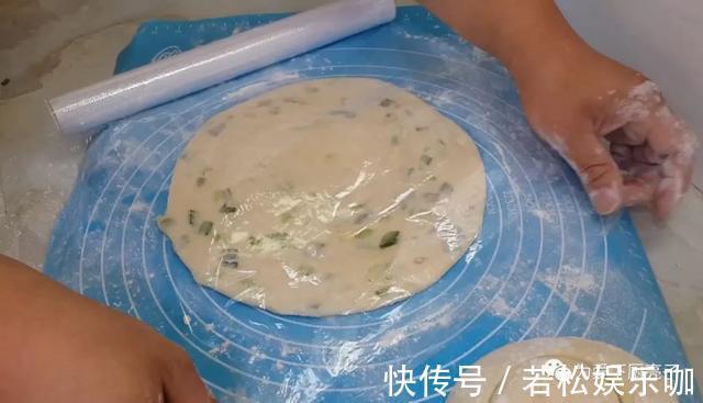 好吃|自制葱油饼的做法，锅里一烙，柔软劲道不油腻，比手抓饼好吃
