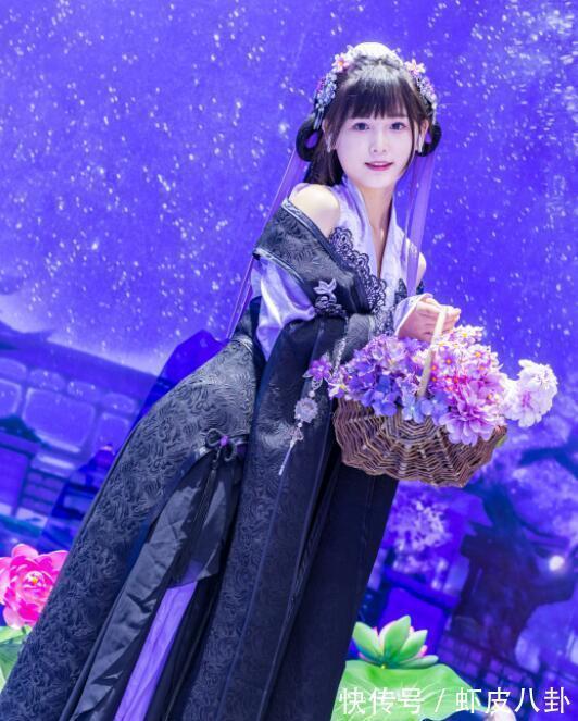 coser|剑网三Coser有多狠?CJ现场35度高温穿貂皮上场,路人看着都热