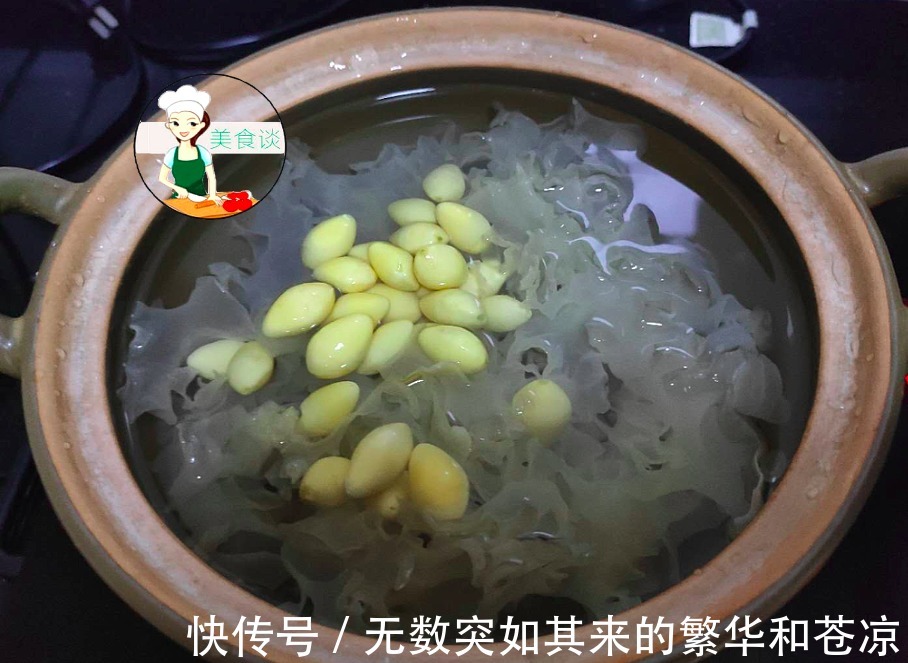 银耳和两样食材一起煮，每天吃一碗，清甜润燥特养人，现在正当季