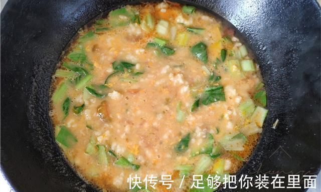 西红柿|70岁老两口喜欢的“鸡蛋疙瘩汤”，和面不加水，筋道爽滑吃不腻