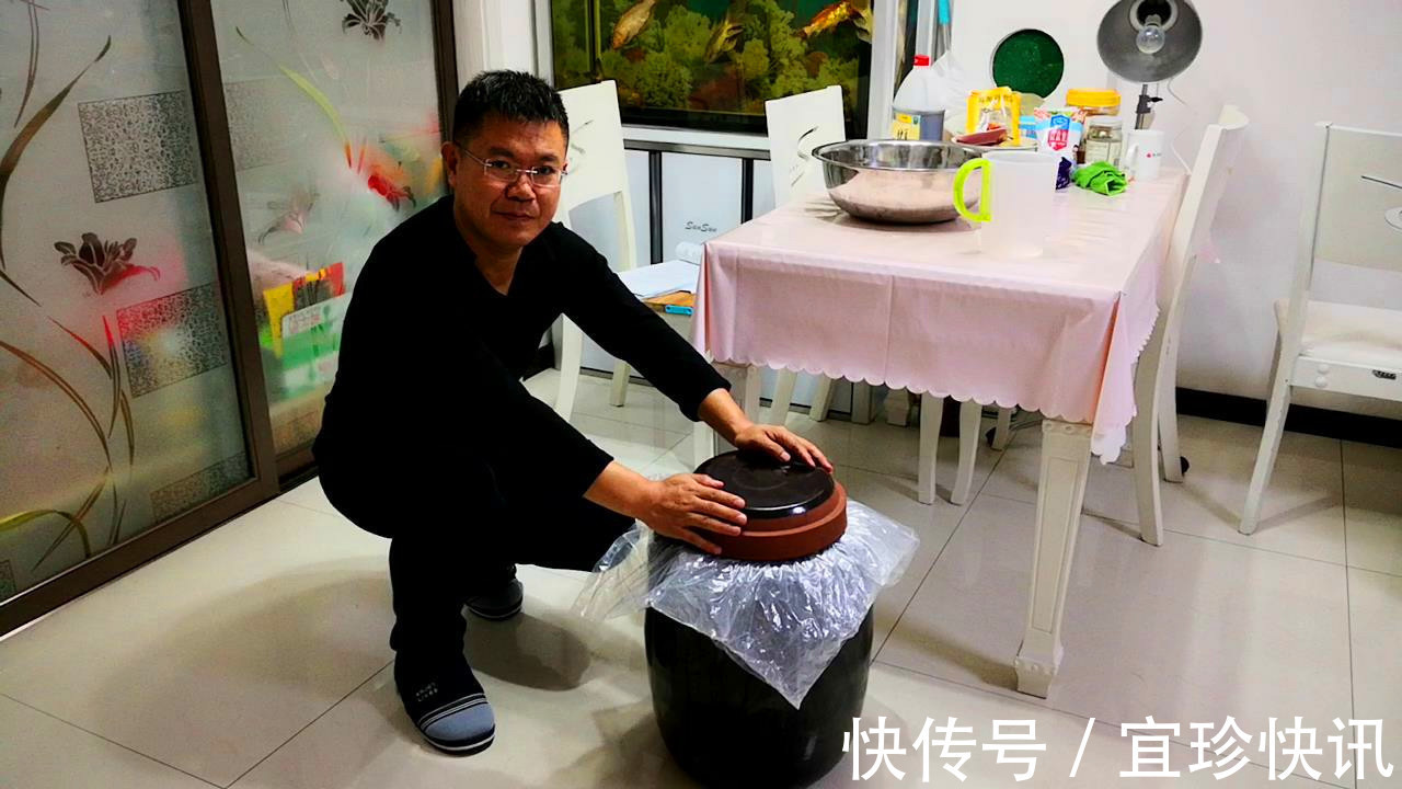 腌酸菜时，最忌直加盐腌，多加1步，酸香味浓郁，放1年都不坏！