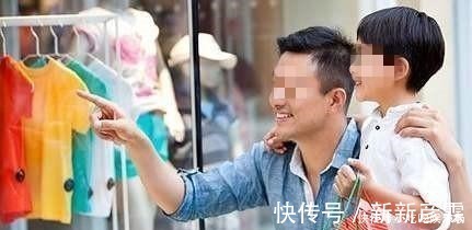 可爱|双胞胎散步偶遇泰迪犬,“撞衫”场面实属尴尬,宝宝这啥情况!