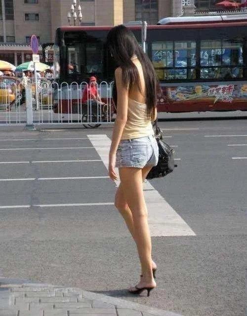 吸睛|街拍:穿紧身小短裤的小姐姐,凸显修长筷子腿,这么穿很吸睛