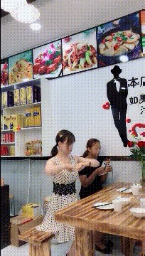 |搞笑GIF:坐地铁时对面坐着一位漂亮的外国妹子,我要搭讪吗