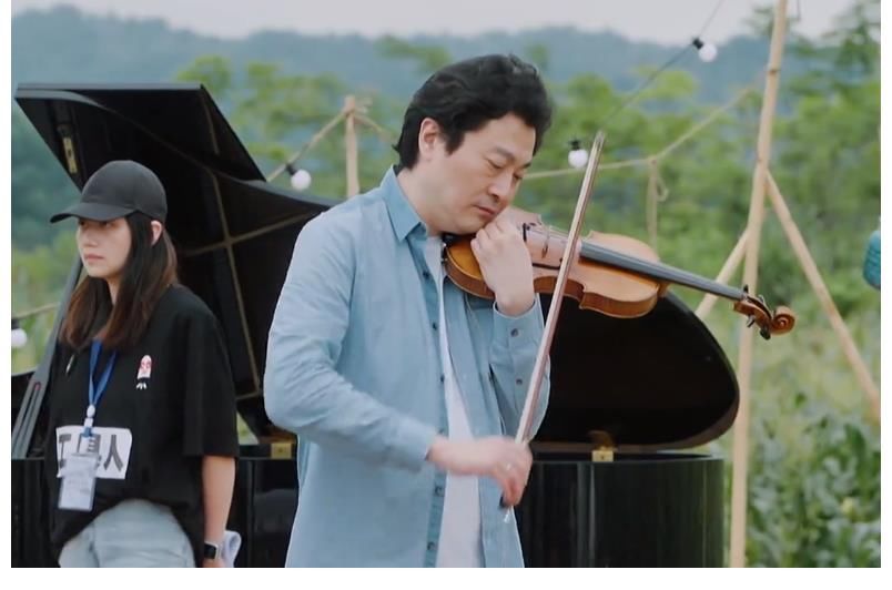 吕思清|彭昱畅脱衣服护着不让雨淋湿,吕思清的小提琴有多名贵?
