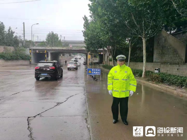 台东|全力以赴迎战台风“烟花” 青岛交警冒雨执勤保通畅