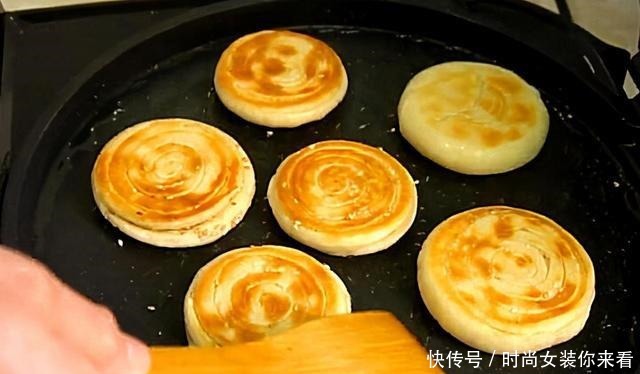 懒人版早餐饼做法,不醒面不发面,金黄暄软层次多,孩子吃得香