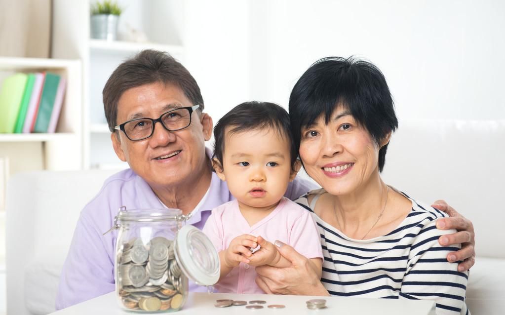 婴儿期的宝宝：爸爸，你得到我的人，也得不到我的心